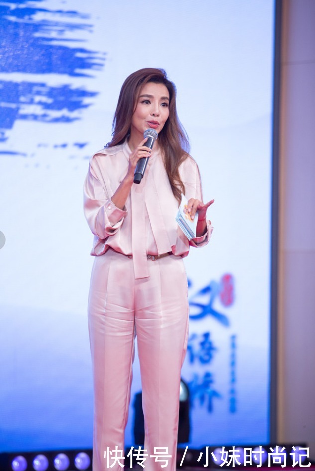 优雅|朱迅真不像快50岁的人,穿一身粉色服装年轻20岁,美得优雅又得体