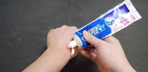 生活|小妙招把牙膏涂在手上太厉害了,现在知道还不晚,告诉家里人