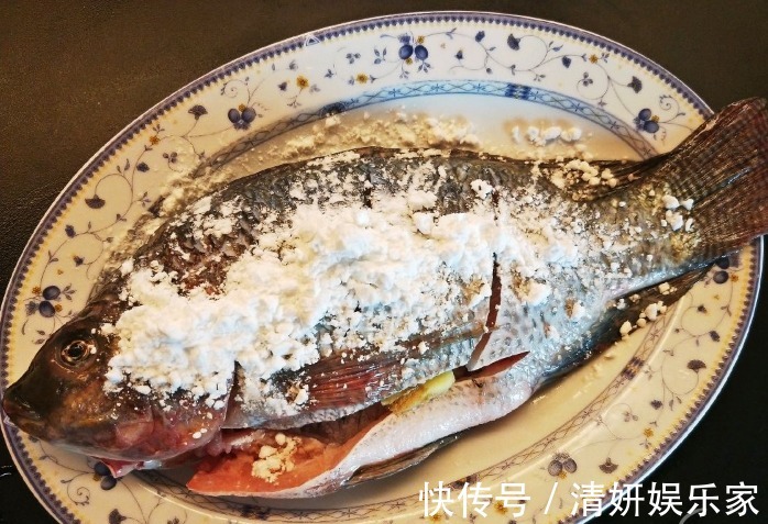 给鱼去腥,用料酒还是用醋都错了,只需一勺它,鲜嫩入味还不腥