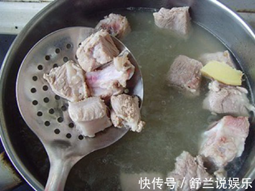 炖排骨汤|炖排骨汤时,先放盐还后放盐厨师说漏嘴多数人做错,肉柴