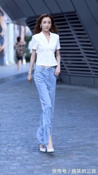 西装|街拍:白色西装搭配牛仔裤,穿出绝佳好气质,这样的身材谁不爱?