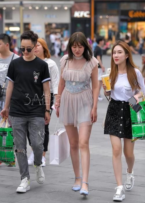 街拍：美女紧致修身的穿搭给人一种绝对的力量感，干练有型