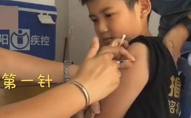 家长们|熊孩子打针笑着说不疼，护士一句话让他瞬间变脸，网友高兴早了