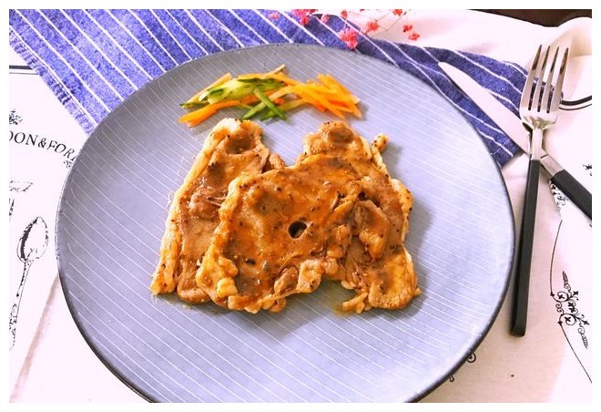 肉香四溢的黑椒羊排,一口平底锅就能做,又香又嫩,真过瘾