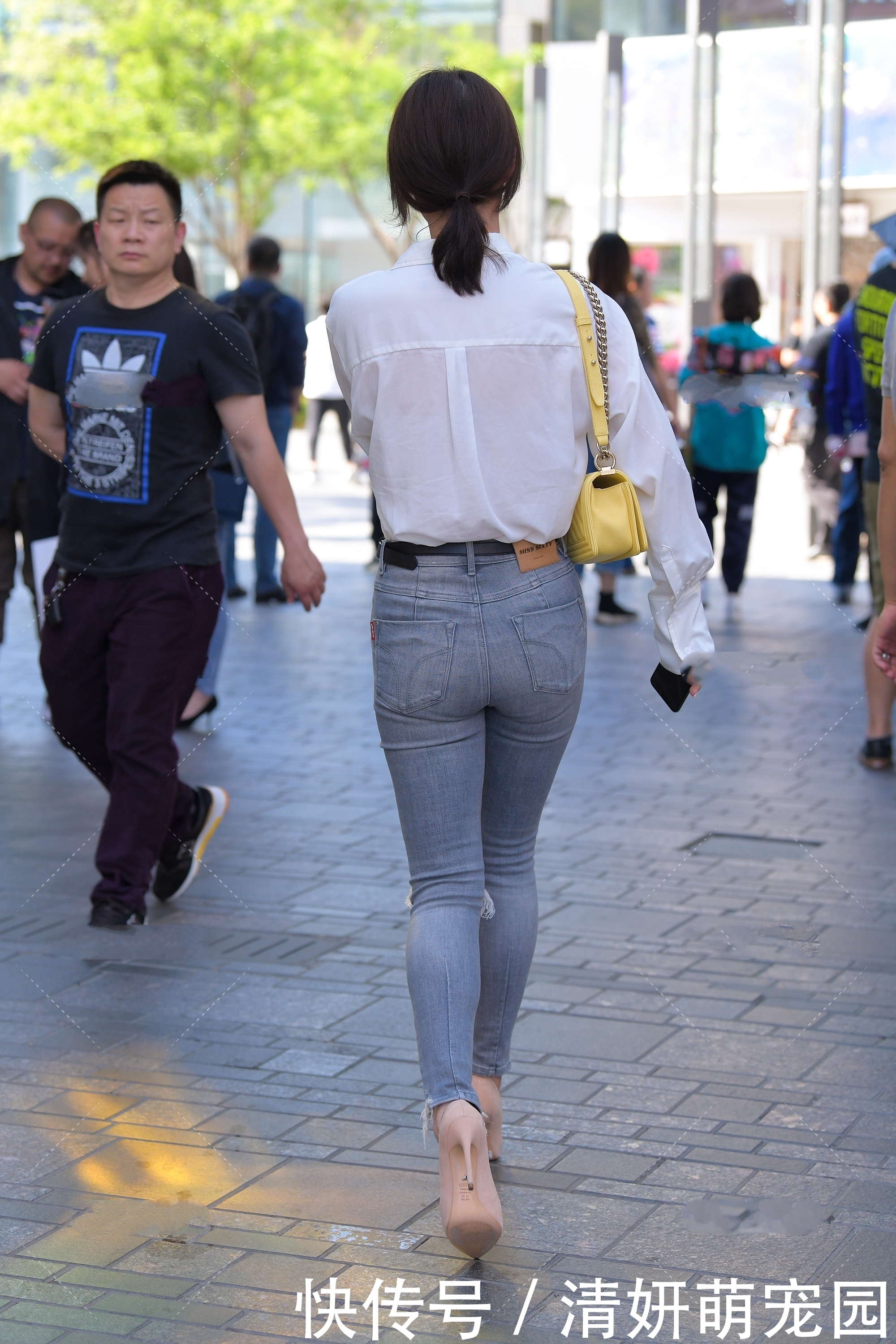 街拍美女白衬衫搭配牛仔裤,简单随意,轻松自在