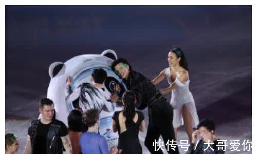 冰墩墩|冰墩墩落入花滑群中,顶流成了被捉弄的对象,队员们都乐开了花