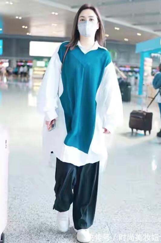 优雅 阿娇瘦下来太惊艳了,穿碎花连衣裙优雅大气,骨相美太迷人