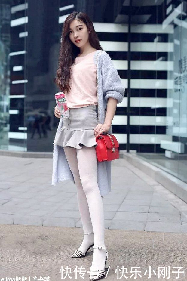 脚上穿上一双浅绿色的剪头高跟鞋，走路的姿态都散发着魅力