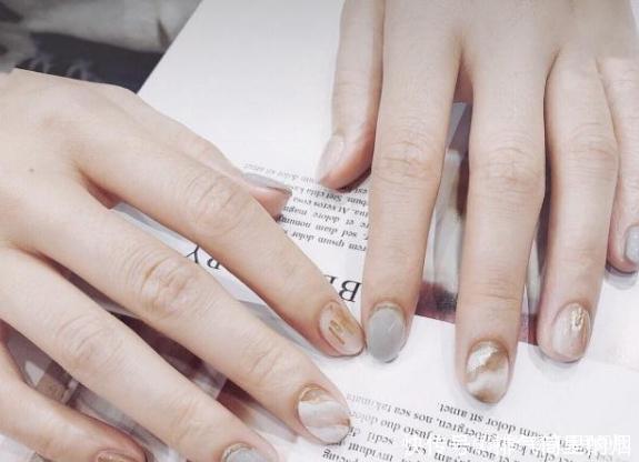 高级感十足的烟灰色和奶灰色美甲图片,时尚显白,拒绝平庸