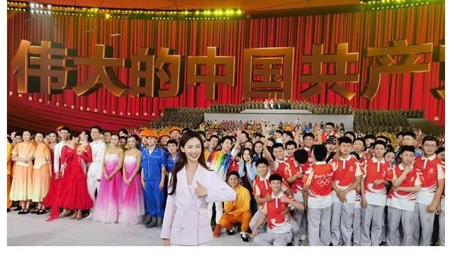 演员|《伟大征程》演员集体大合影,佟丽娅完胜,黄渤绅士手太圈粉