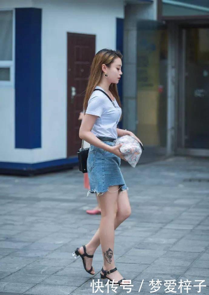 小姐姐脚上搭配一双尖头高跟鞋,一种都市时尚女性的气息扑面而来