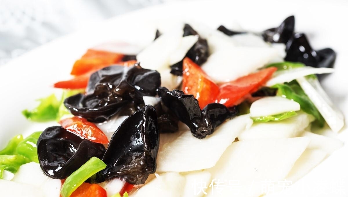 炒木耳时，总是“噼里啪啦”响，教你3招，木耳软嫩好吃不炸锅