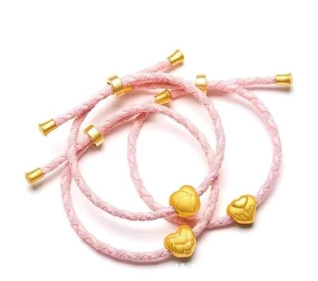 中国风 这个季节的色彩用首饰来表达,将珠宝佩戴在身,彰显浓浓的中国风!