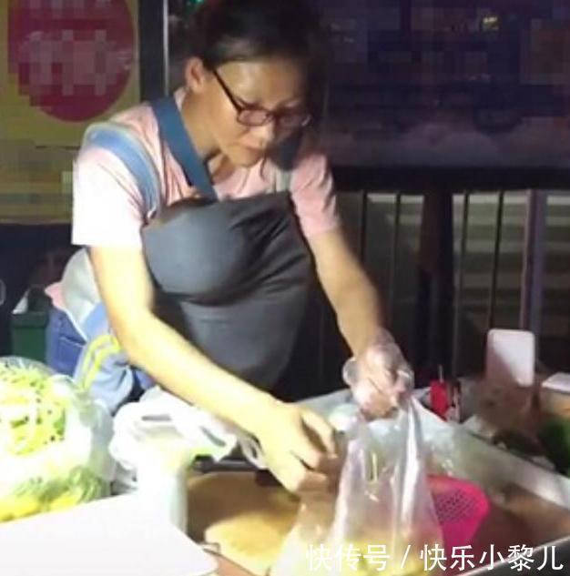 哽咽|菜市场老板胸前挂一个''布袋''，顾客凑近一看，哽咽再来2斤菜
