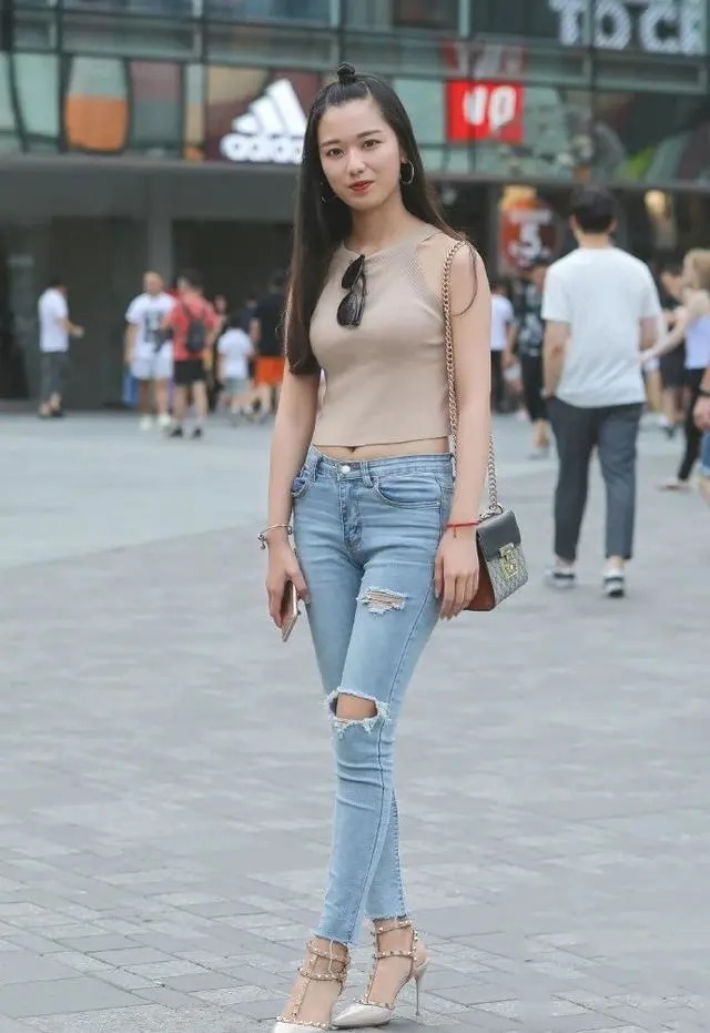穿搭 时髦精都爱破洞牛仔裤,搭配浅咖色无袖衫,清新美丽又显年轻活力