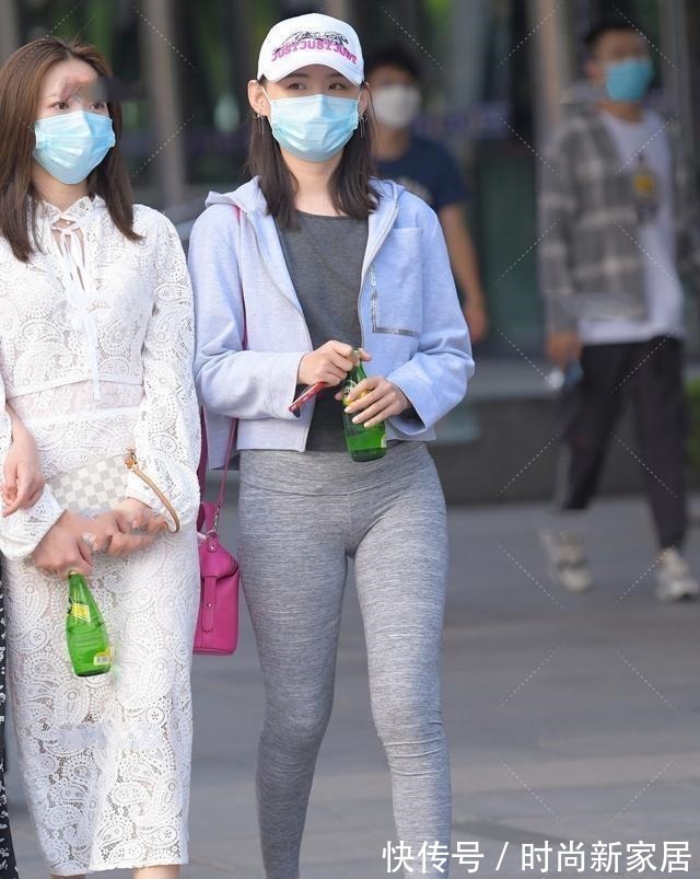 宽松 白色短款上衣搭配灰色紧身打底裤，良好的修饰效果，很显高挑苗条！