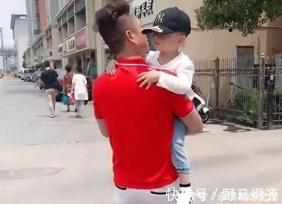 遛娃|“冻龄爷爷”走红,楼下遛娃被误认为是孩子爸爸,网友真时髦