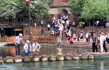 |搞笑GIF：大姐 你穿的是假裙子吧 起跳那一下真的吓到我了