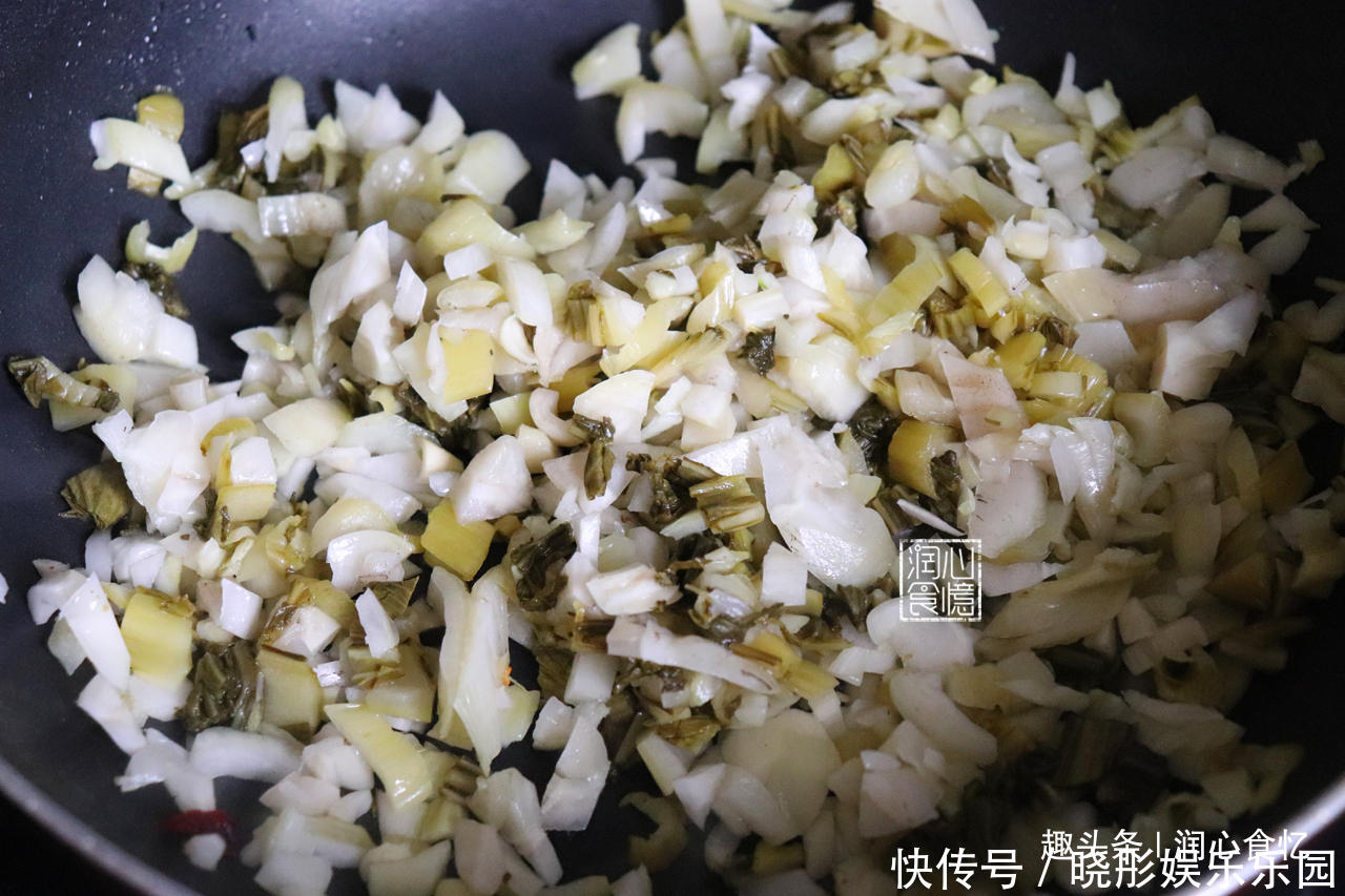  在家|想吃酸菜不用买！自己在家做5天就能吃，炒酸菜也有诀窍，教给你