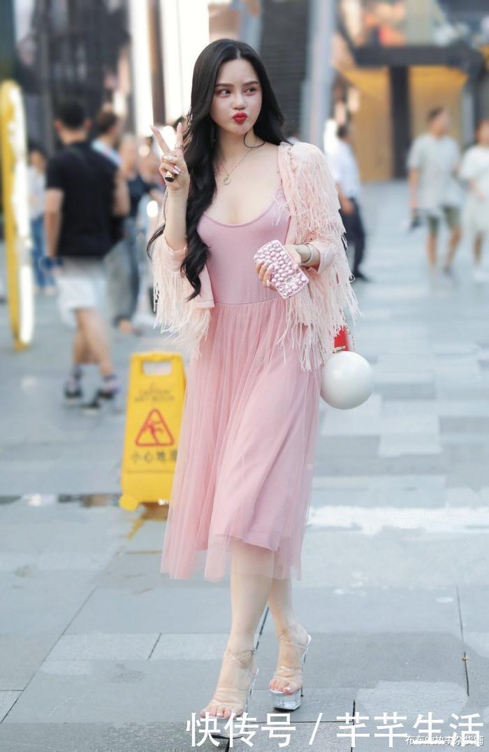 表姐|街拍表姐这“鞋子”这么有特色,怪不得这么引入关注