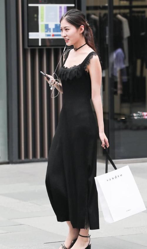 街拍美女小姐姐黑色吊带长裙，优雅高贵，彰显东方女人的气质美