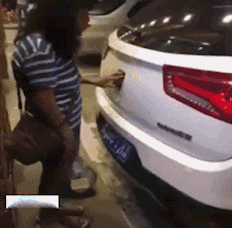 |搞笑GIF图:看到在大哥手里面的肉越来越少,看着都难受!