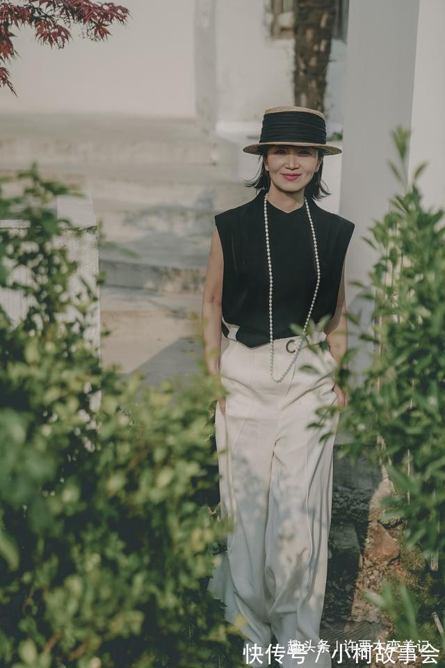 轻奢风 女人过了40岁尽量不要穿T恤配阔腿裤,学三木妈妈这样穿,真气质