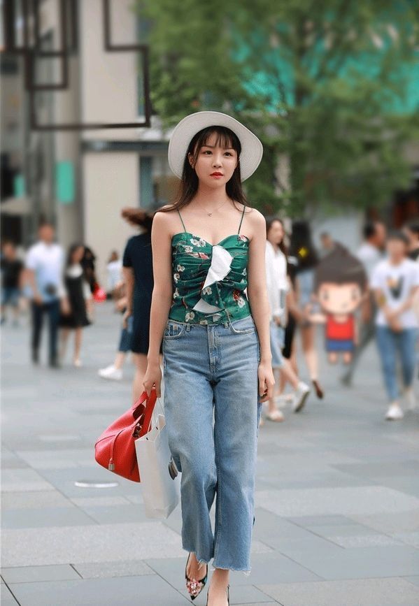 民族风|女神气质的小姐姐,紧身背心搭配民族风短裙,美得简单粗暴