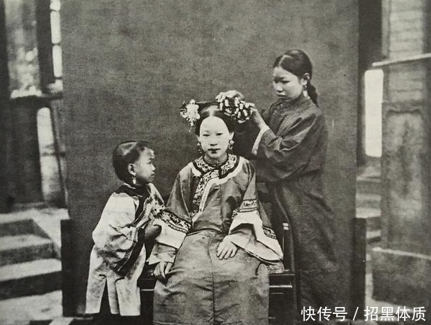  老照片|清朝女性老照片，不同阶层的女人差距很大，她们同喜欢一东西！