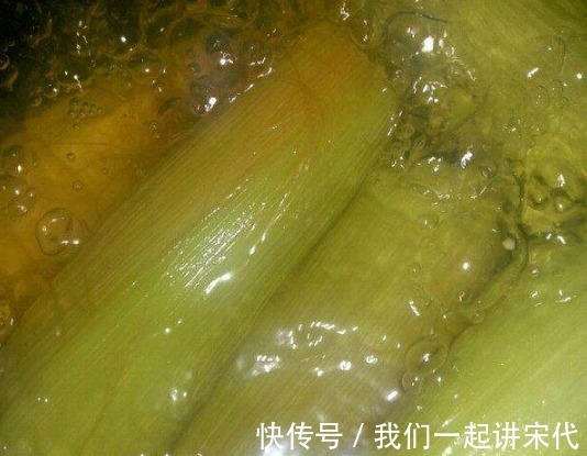 煮玉米还分冷水下锅和开水下锅，以前都白吃了，这样煮才健康