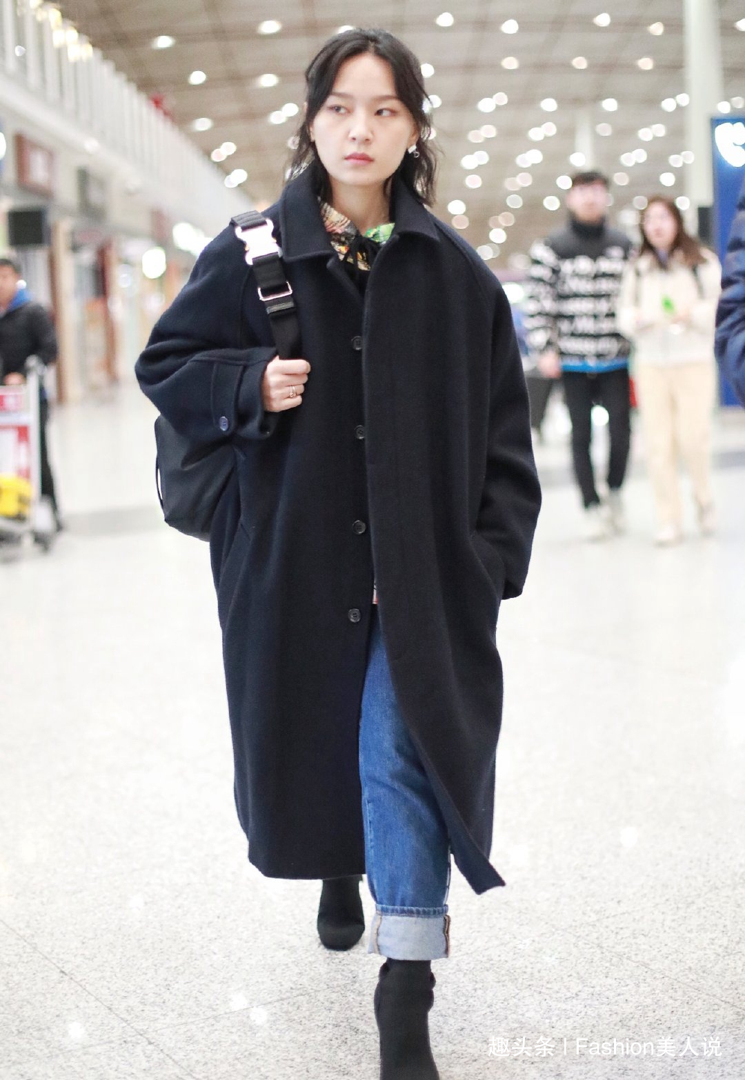 卷边裤 周笔畅启程米兰时装周,这回终于穿对了,大衣搭配卷边裤很时髦