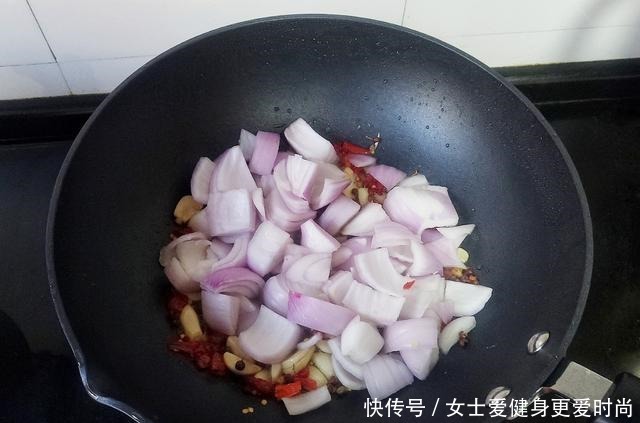 香肉|到了冬天,要常给家人做此菜,鲜香肉嫩好美味,吃完浑身暖乎乎