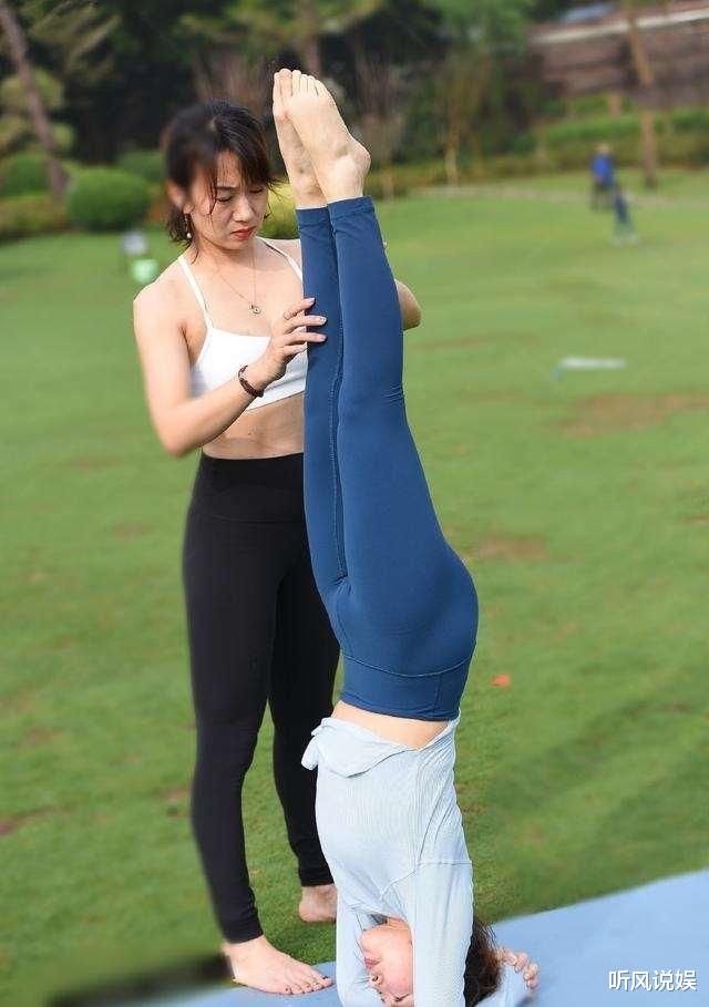 打底裤塑造经典身型，穿起来简单端庄，时尚美观