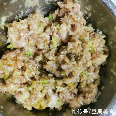 适合全家的猪肉白菜大葱饺子，老人小孩都爱吃