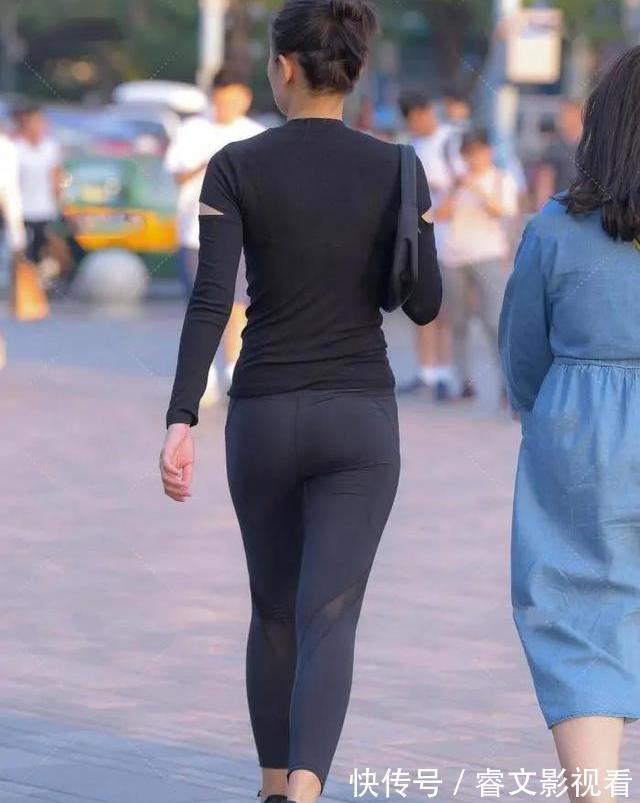 运动装 半透明的面纱拼接于深灰修身裤，所展现的青春性感是如此惊艳