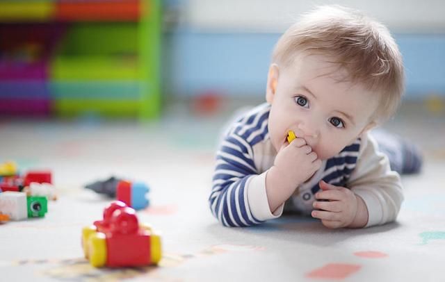 举动|三岁内宝宝经常会有的4个可爱举动 宝妈你有没有被萌到过？