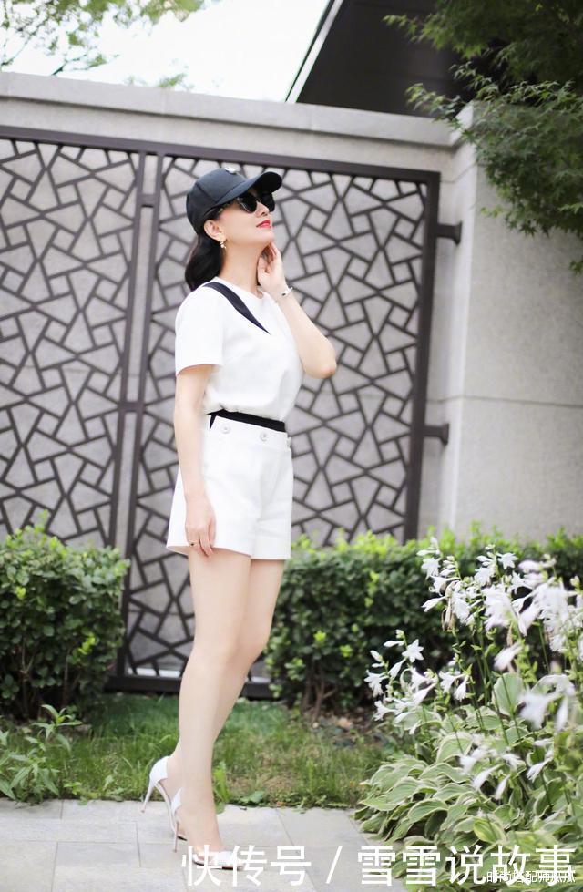 50岁女人穿衣不显老!记住这3点最关键,时髦气质更显年轻!