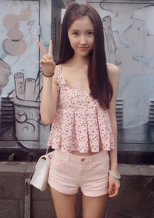 穿搭|美女穿搭：牛仔裤小姐姐突显女人出众身材，穿出摩登气息