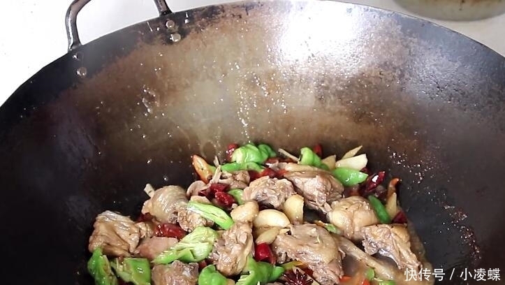 鲜嫩|炖鸡肉时,不要直接加水炖,多加这一步,鸡肉鲜嫩,还不腥