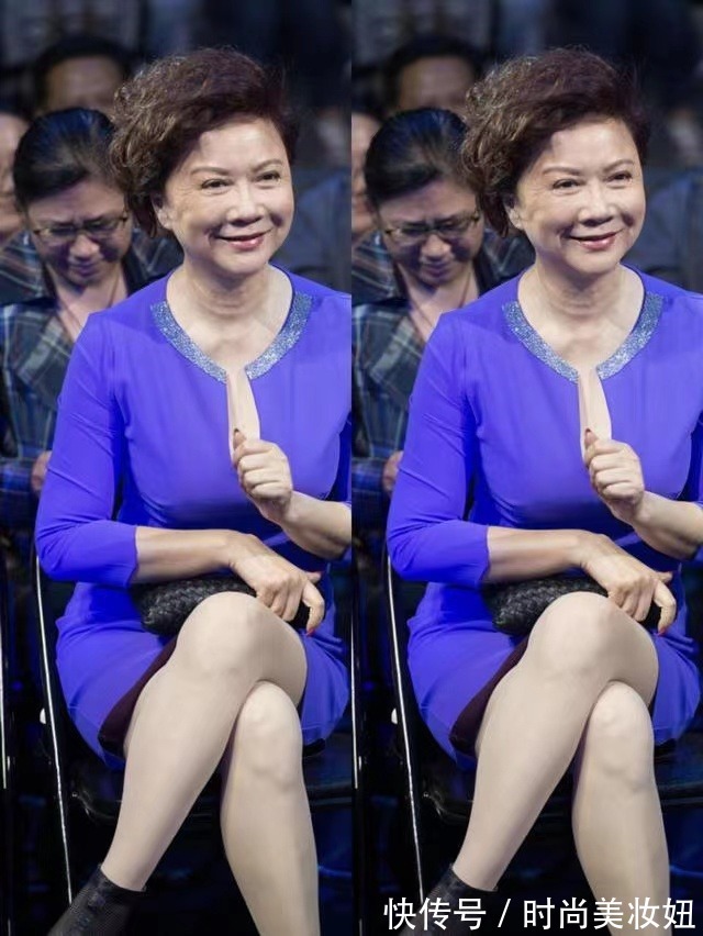 连衣裙|蔡明真的不在乎年龄,穿紫色深V连衣裙亮相,被她的身材惊艳了