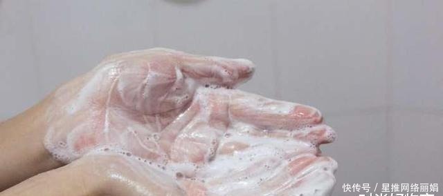大了当|脸刚“打湿”就用洗面奶?难怪脸会没洗干净,毛孔也逐渐变大了