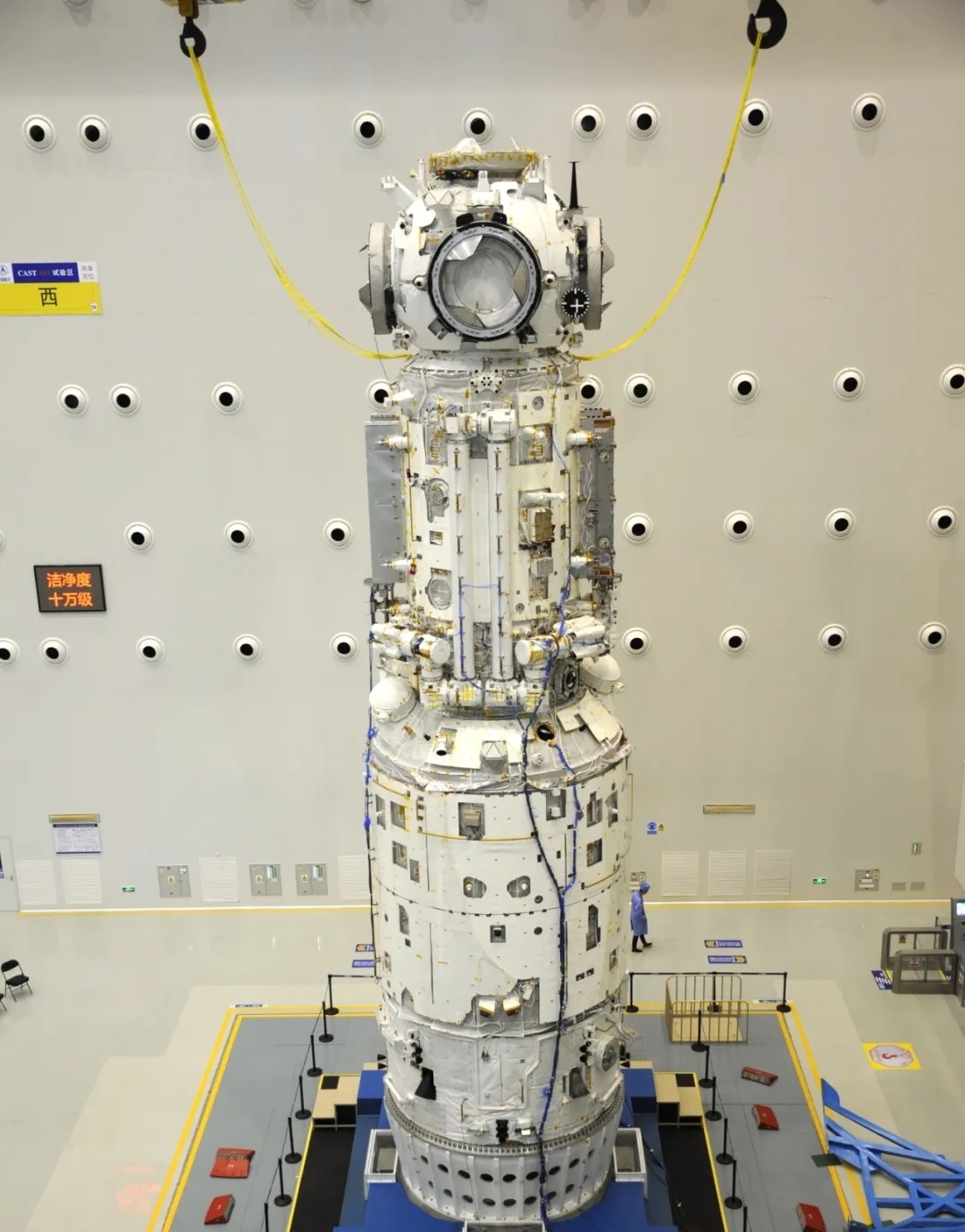 航天员 “太空快递”已送达!“天舟二号”与“天和核心舱”完成交会对接