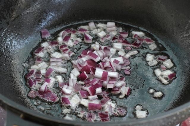 牛肉和土豆是绝佳搭档，这样炒着吃简直香到姥姥家，实在太过瘾了