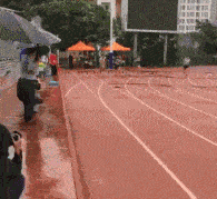 |搞笑GIF:这位哥们厉害了,摔倒了还能跑这么快