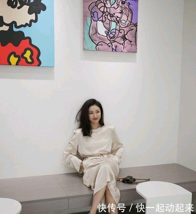 服装 越来越流行极简风穿搭,简简单单的穿搭风格,精致又高级