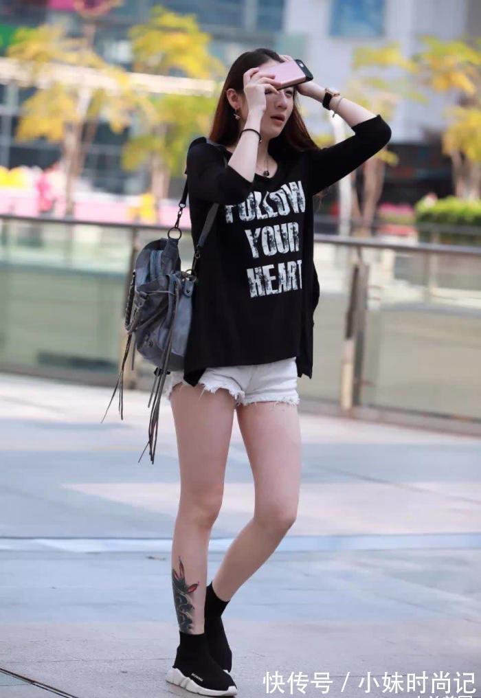 妈妈 街拍:打扮很时尚休闲的性感靓丽辣妈,当了妈妈身材一点也没走样