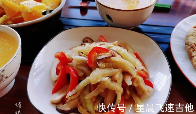 20分钟做好早餐,有粗粮粥和煎饼还有炒菜,网友说一看就温暖!