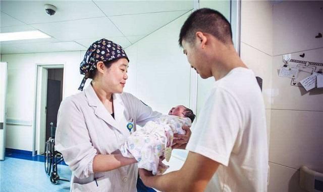 想笑|“人贩子爸爸”走红,抱着亲生儿子如同偷娃,慌张神情令人想笑