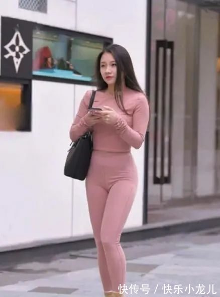 女人味 穿着打底裤尽显青春风采,展现个性酷帅风采