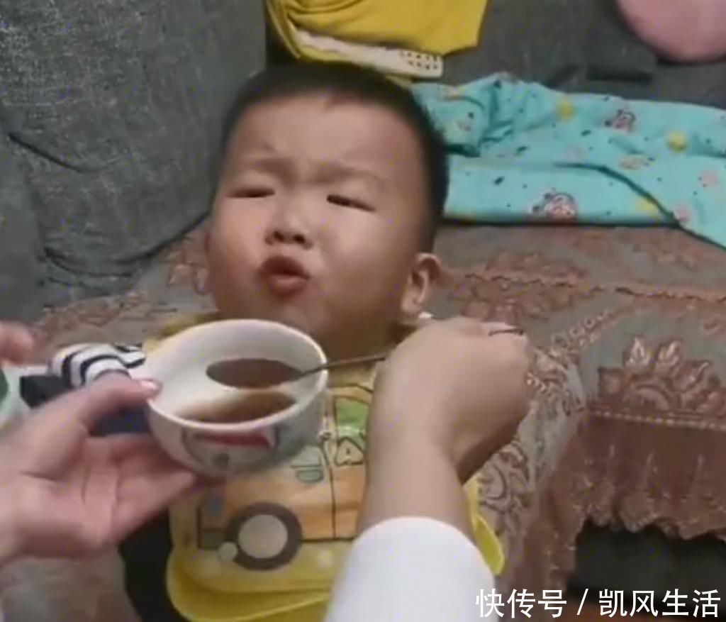 孩子|3岁儿子喝药“被套路”走红？每口都是最后一口，家长：学到了